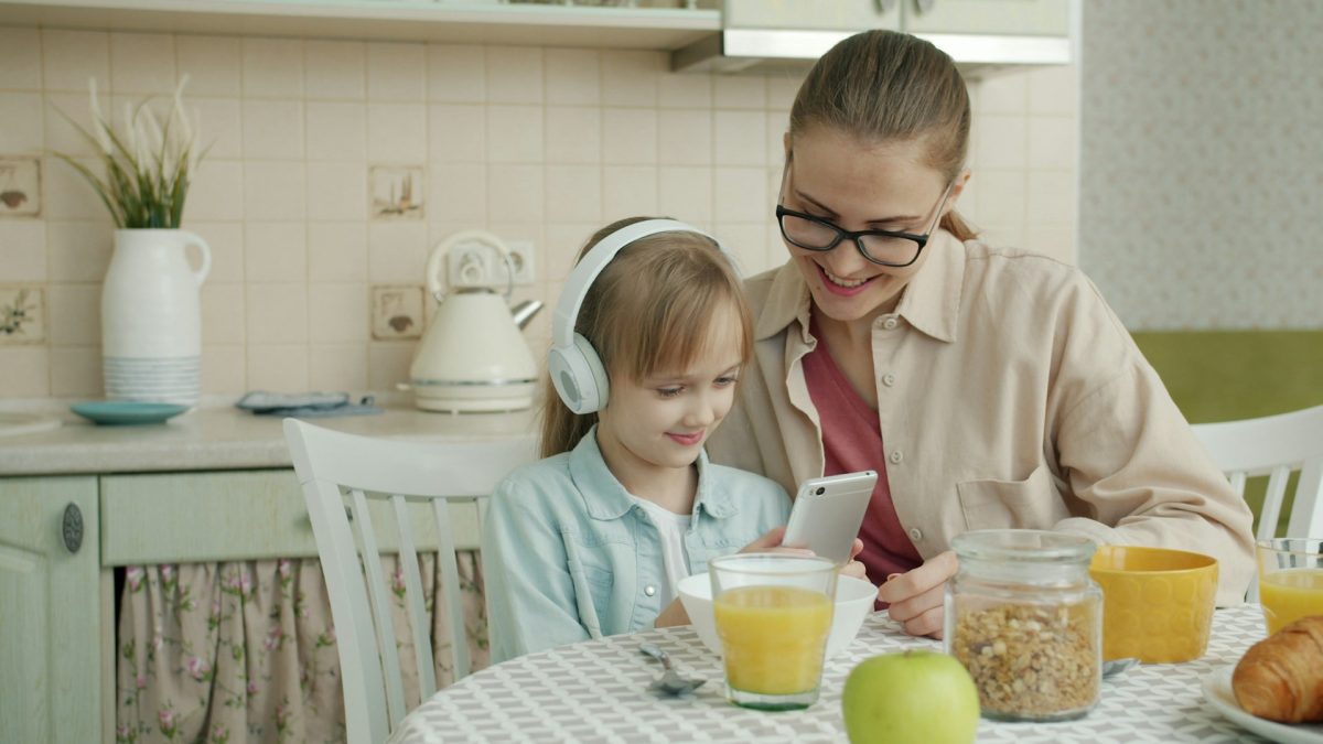 mother-and-daughter-listen-to-music-together